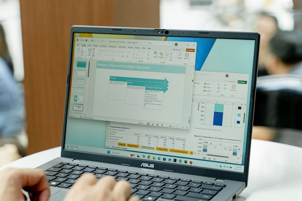 Điều đó khiến chiếc laptop trở thành người bạn đồng hành suốt ngày dài, mở từ sáng đến tối mà hiếm khi tắt.