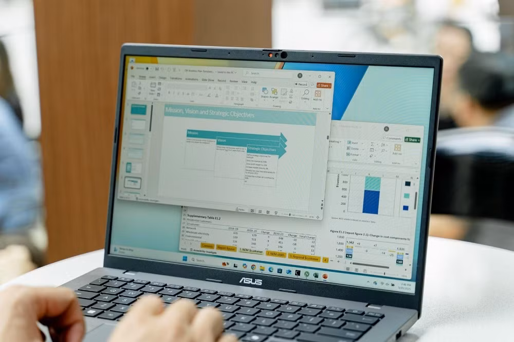 Điều đó khiến chiếc laptop trở thành người bạn đồng hành suốt ngày dài, mở từ sáng đến tối mà hiếm khi tắt.