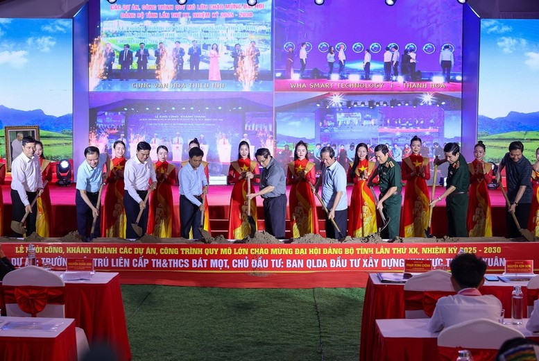 Thủ tướng Phạm Minh Chính và các đại biểu thực hiện nghi thức khởi công trường nội trú liên cấp tiểu học – trung học cơ sở tại xã miền núi Bát Mọt - Ảnh: VGP/Nhật Bắc