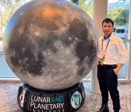 Trung đã vượt qua quy trình tuyển chọn khắt khe để giành giải, với hồ sơ gồm bài báo hội nghị, bài luận và thư giới thiệu, và là người Việt Nam duy nhất trong số 9 cá nhân được vinh danh năm nay. (Ảnh: Giáo dục Việt Nam)