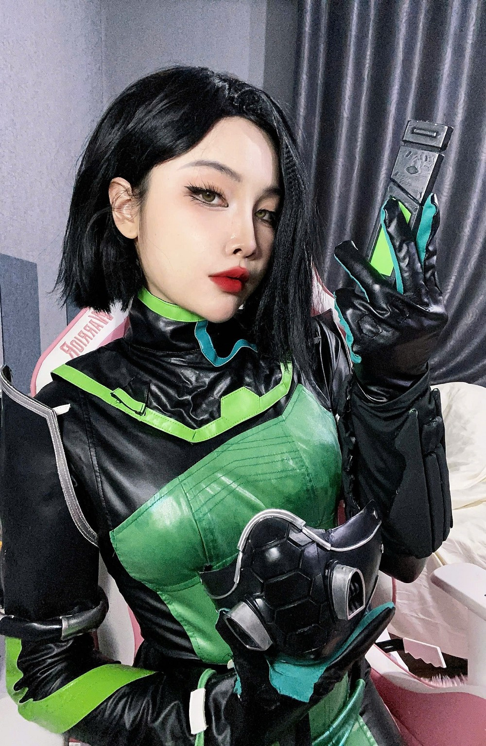 Cô đầu tư chỉn chu từ trang phục đến make-up, tái hiện một Viper đầy quyền lực và quyến rũ.