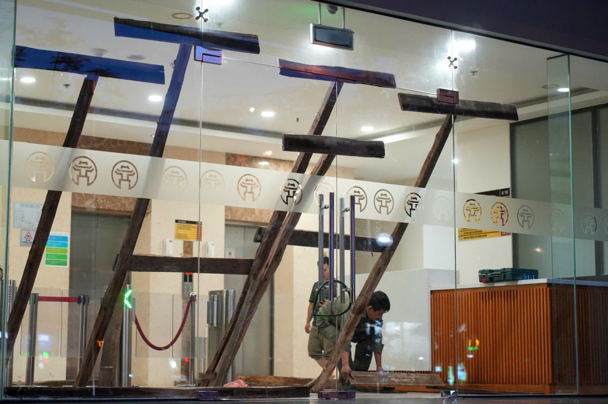 Tại một chung cư trên đường Võ Chí Công (phường Phú Thượng) lúc khoảng 18h30, đội ngũ bảo vệ tòa nhà kiểm tra lại hệ thống chống bão bằng những cây gỗ lớn tại cửa chính của sảnh. Từ chiều, cư dân được khuyến cáo ở yên trong nhà, không ra ngoài khi trời mưa lớn.