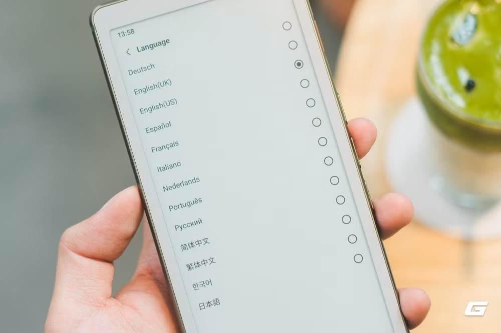 Thiết bị sở hữu dáng thuôn dài dạng candy-bar, gợi nhớ đến smartphone hiện đại.(Ảnh: Genk)