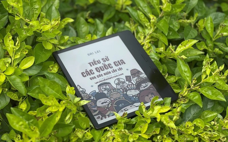 Nhiều người chọn máy đọc sách e-ink vì tin rằng công nghệ này bảo vệ thị lực tốt hơn điện thoại hay tablet. (Ảnh: Genk)