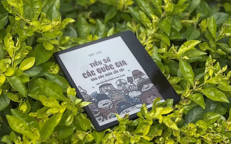 Nhiều người chọn máy đọc sách e-ink vì tin rằng công nghệ này bảo vệ thị lực tốt hơn điện thoại hay tablet. (Ảnh: Genk)