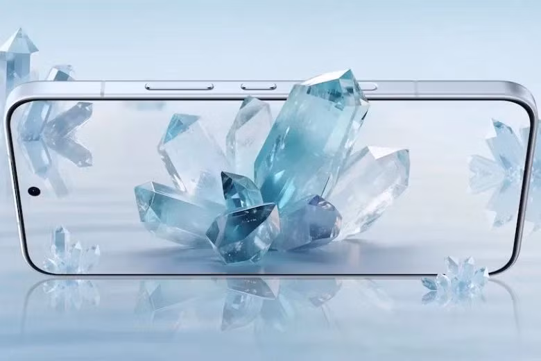 Thiết kế khung viền phẳng, mặt lưng cold-carving và cụm camera oval tạo dấu ấn riêng.