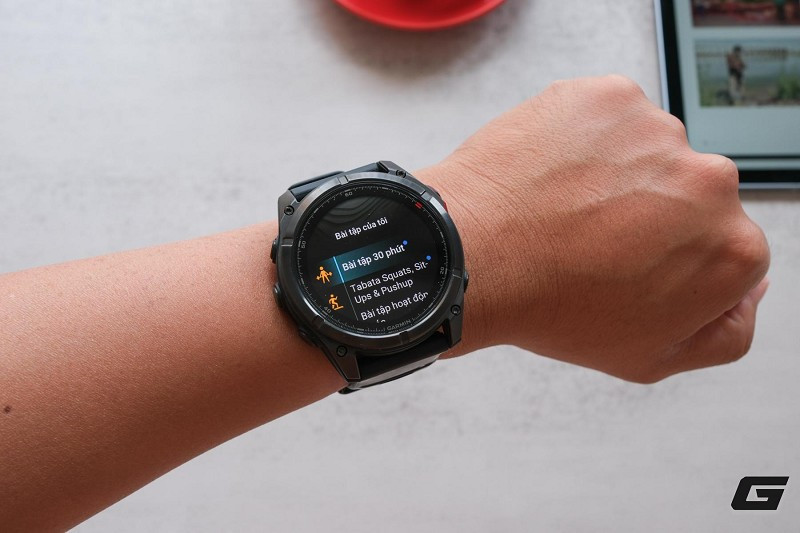 Ngoài thanh toán, Fenix 8 MicroLED hỗ trợ đa dạng chế độ tập luyện, theo dõi sức khỏe và giấc ngủ chi tiết.(Ảnh: Genk)