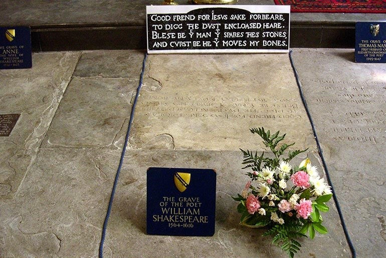 Ngôi mộ của Shakespeare. Nguồn hình ảnh: David Jones, CC BY 2.0, thông qua Wikimedia Commons