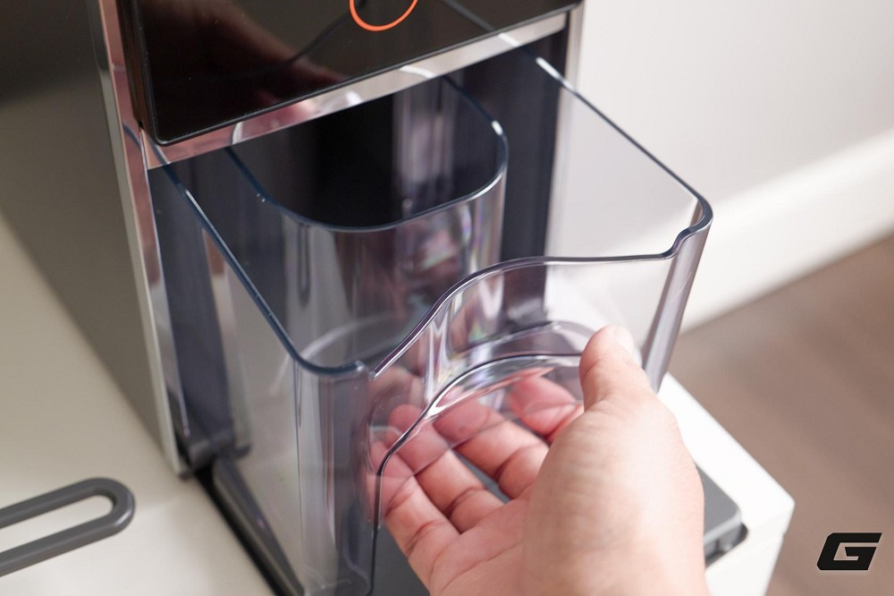 Thiết kế liền khối hiện đại, khoang nước thải giấu kín cùng chất liệu cao cấp khiến K7 Pro trông giống một thiết bị bếp thông minh hơn là máy xay nấu truyền thống. (Ảnh: Genk)