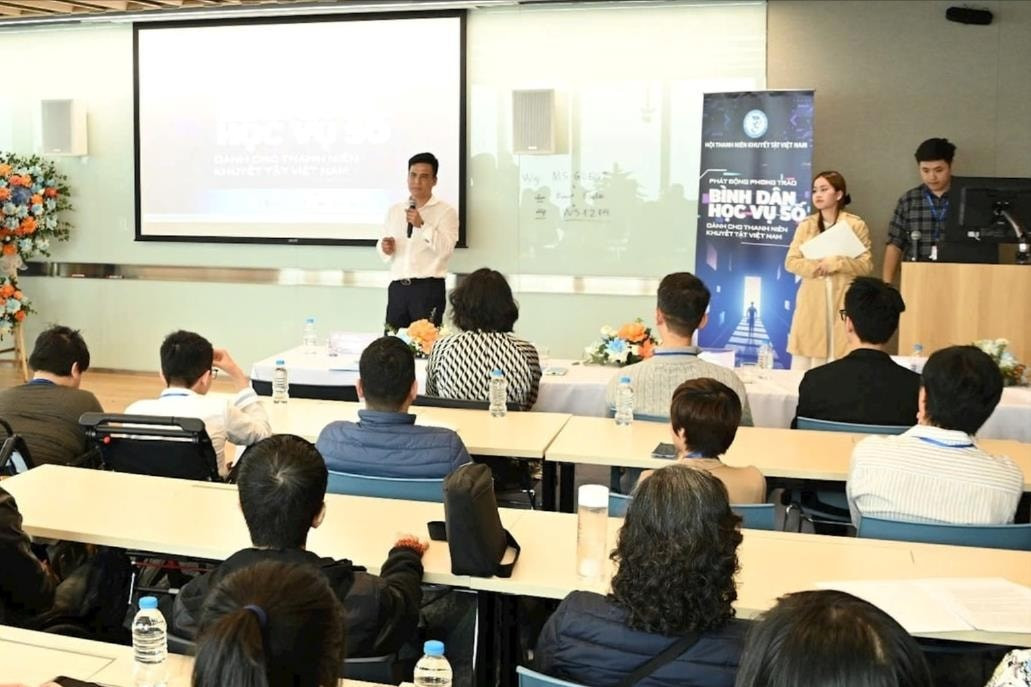 Chương trình “Bình dân học vụ số” đang giúp người yếu thế học cách sử dụng thiết bị thông minh và truy cập internet dễ dàng hơn.(Ảnh: hanoimoi.com)