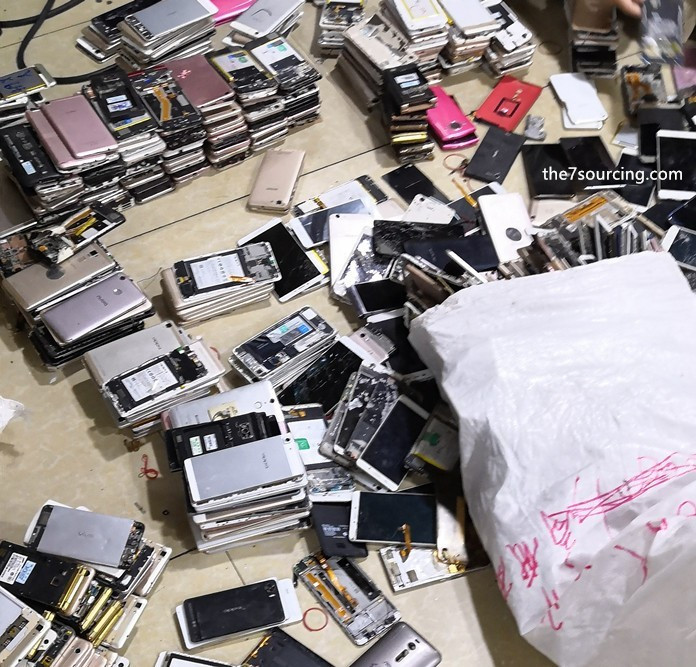 Những chiếc máy không thể mở khóa được tháo rời để bán linh kiện, thậm chí cả nhựa cũng được tái chế. (Ảnh: the7electronics)