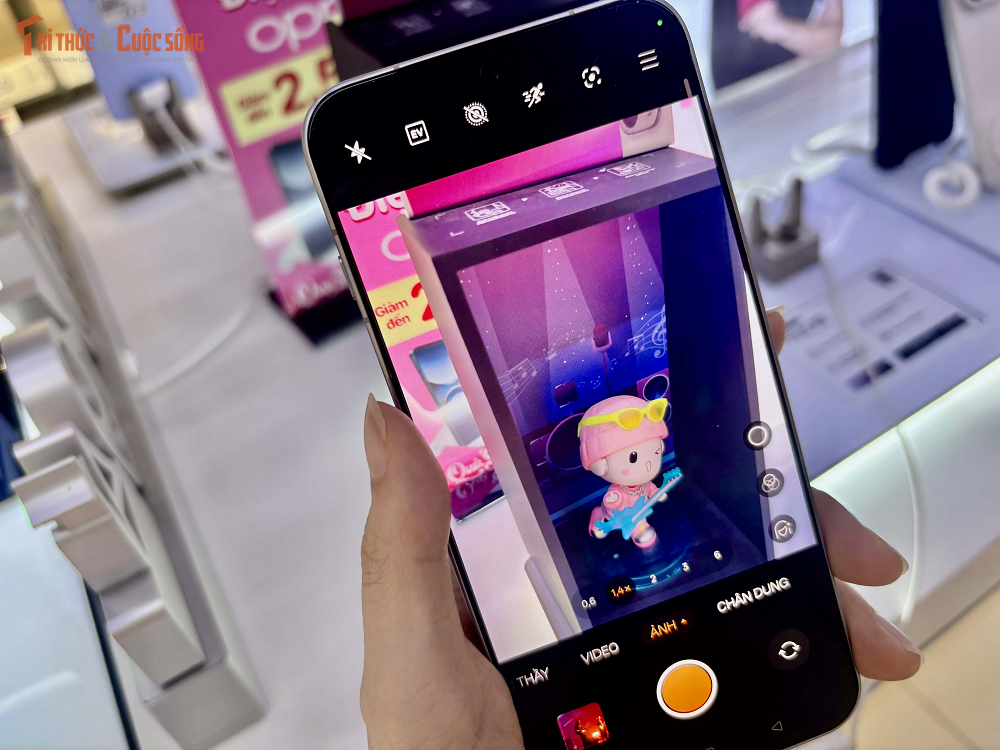 Trong đó, ống kính tele tiềm vọng cho phép zoom quang học, hướng đến trải nghiệm nhiếp ảnh linh hoạt hơn.