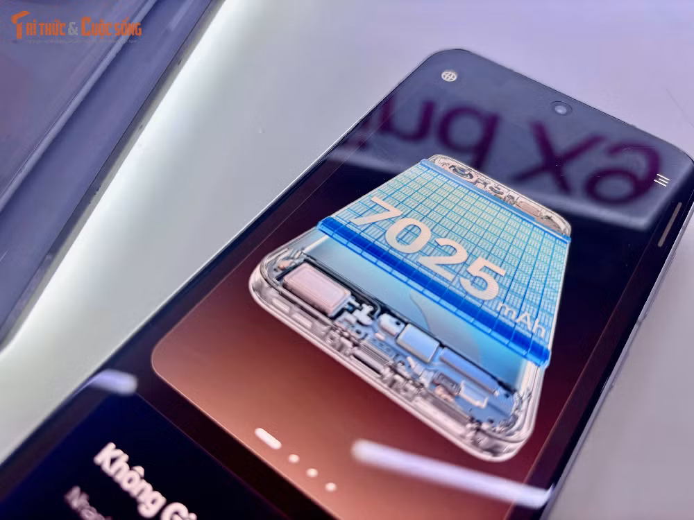 Một điểm nhấn đáng chú ý của máy là viên pin dung lượng lớn, hứa hẹn mang lại thời gian sử dụng dài.