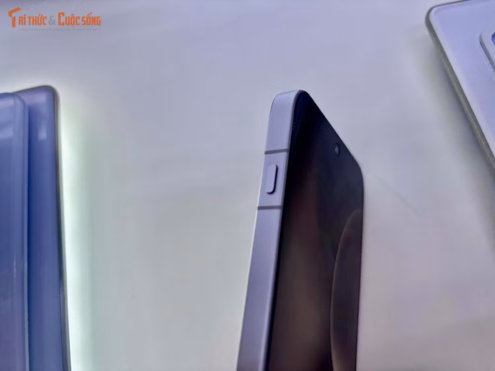 Đi kèm là bộ nhớ RAM LPDDR5X cùng bộ nhớ trong chuẩn UFS 4.0 giúp tăng tốc độ xử lý và khả năng đa nhiệm.