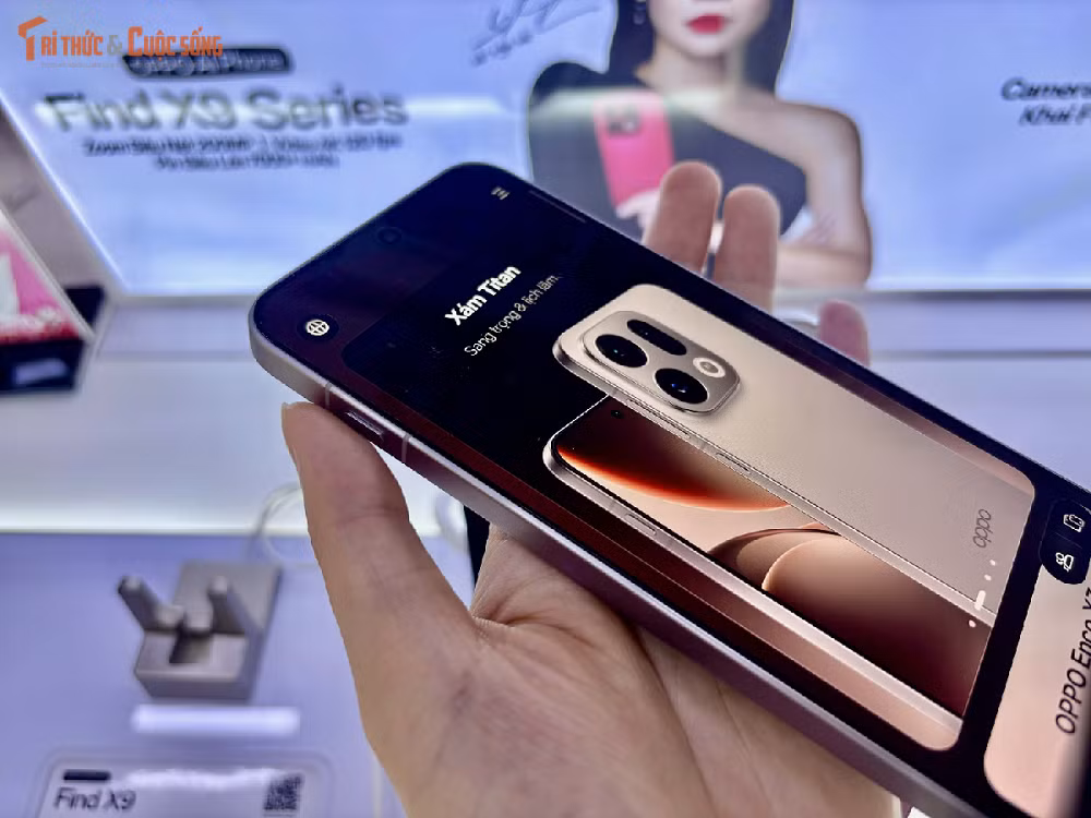 Thiết bị được định vị ở phân khúc flagship với nhiều nâng cấp về hiệu năng, camera và thời lượng pin.