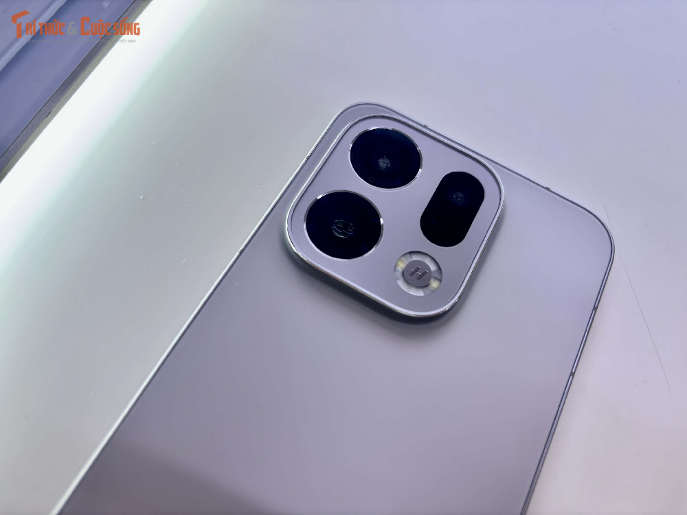 Ở mặt sau, thiết bị được trang bị hệ thống ba camera độ phân giải 50MP hỗ trợ nhiều chế độ chụp ảnh khác nhau.