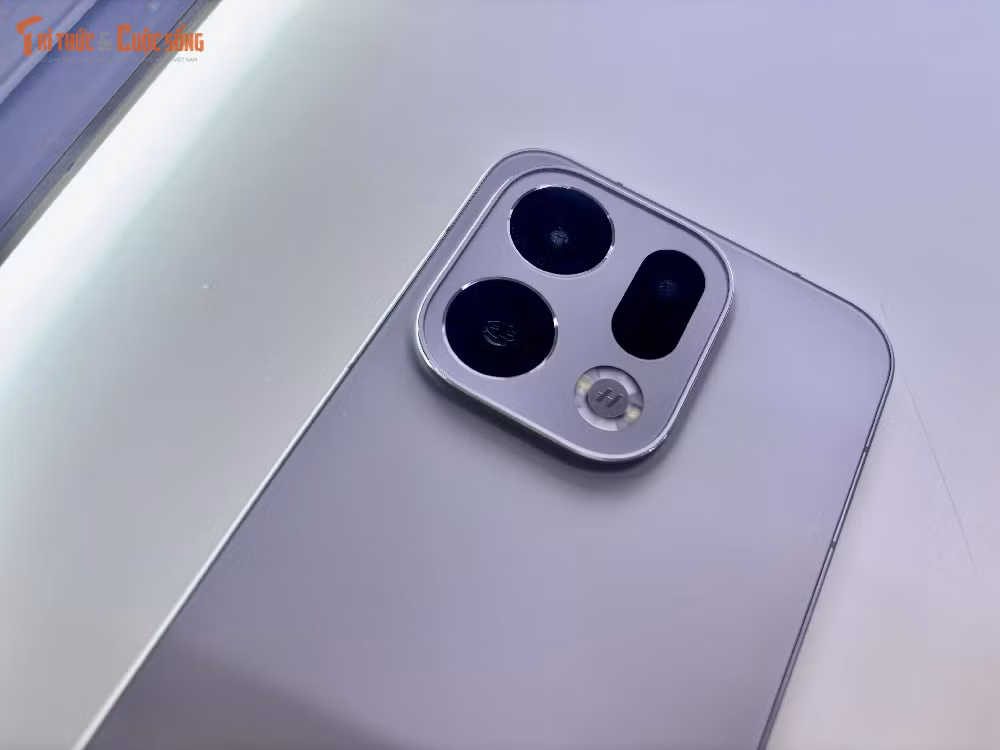 Ở mặt sau, thiết bị được trang bị hệ thống ba camera độ phân giải 50MP hỗ trợ nhiều chế độ chụp ảnh khác nhau.