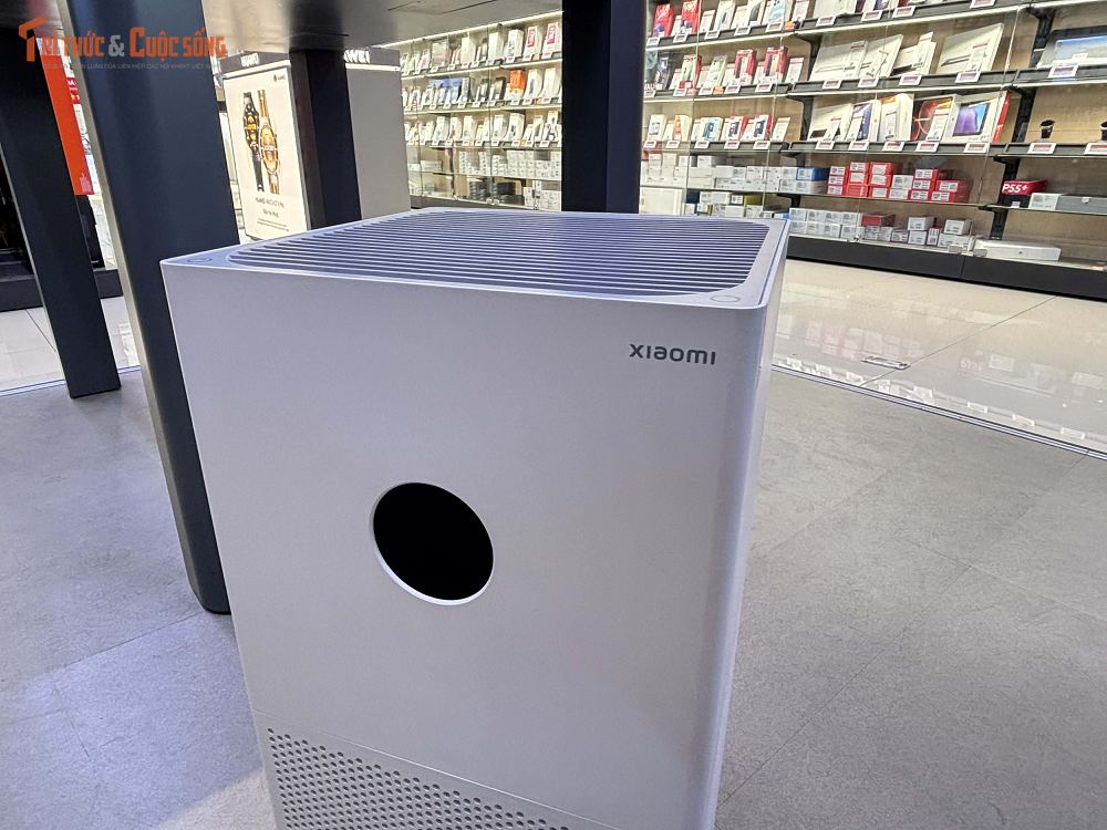 Điểm nhấn của thiết bị là màn hình LED hiển thị chất lượng không khí theo thời gian thực thông qua hệ thống màu sắc trực quan.