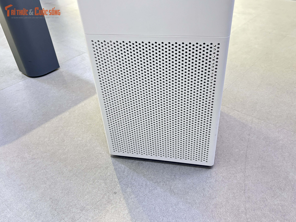 Bên trong máy là bộ lọc True HEPA có khả năng loại bỏ tới 99% bụi mịn, phấn hoa và các tác nhân gây dị ứng trong không khí.