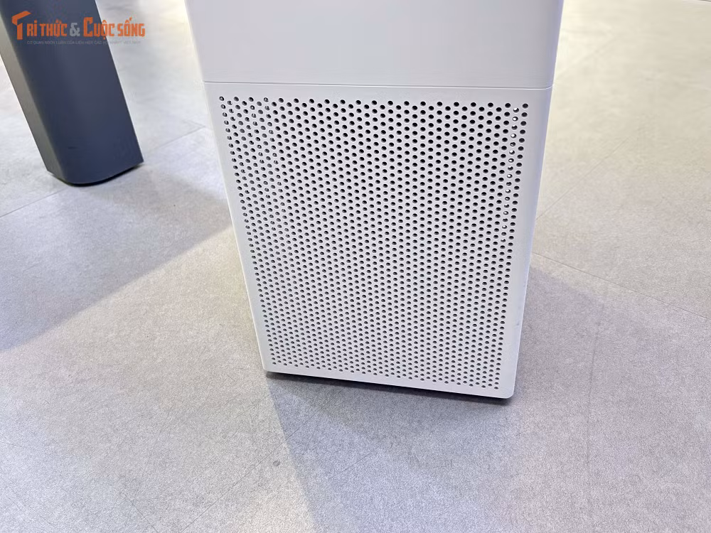 Bên trong máy là bộ lọc True HEPA có khả năng loại bỏ tới 99% bụi mịn, phấn hoa và các tác nhân gây dị ứng trong không khí.