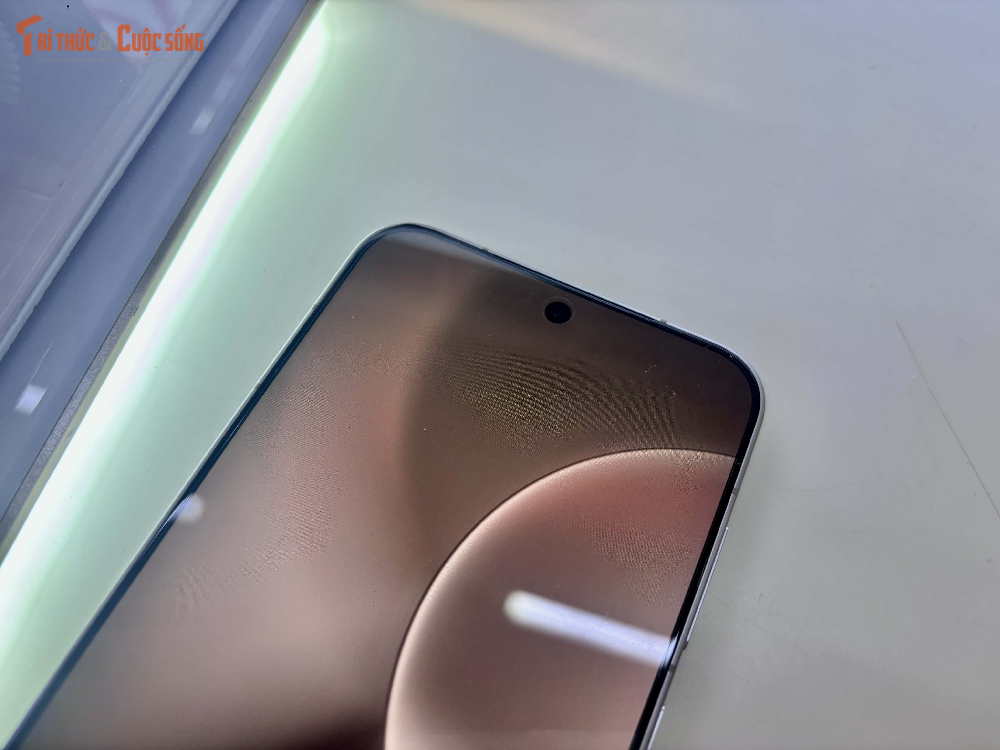 Máy sở hữu màn hình AMOLED kích thước khoảng 6,59 inch với tần số quét 120Hz cho trải nghiệm hiển thị mượt mà.