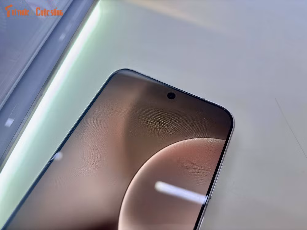 Máy sở hữu màn hình AMOLED kích thước khoảng 6,59 inch với tần số quét 120Hz cho trải nghiệm hiển thị mượt mà.