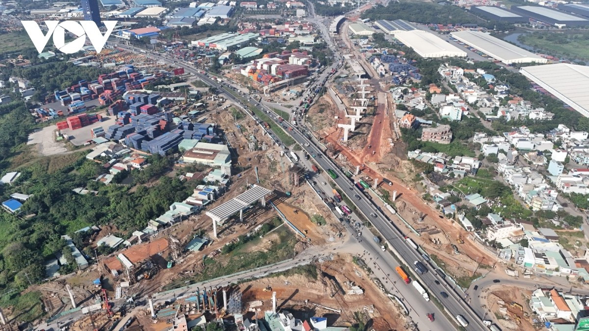 Nút giao Tân Vạn thuộc gói thầu XL1 của Dự án Vành đai 3 TP.HCM được đánh giá là một trong những hạng mục phức tạp nhất toàn tuyến, với tổng chiều dài gần 2,5 km, thiết kế 3 tầng và 5 nhánh cầu vượt.