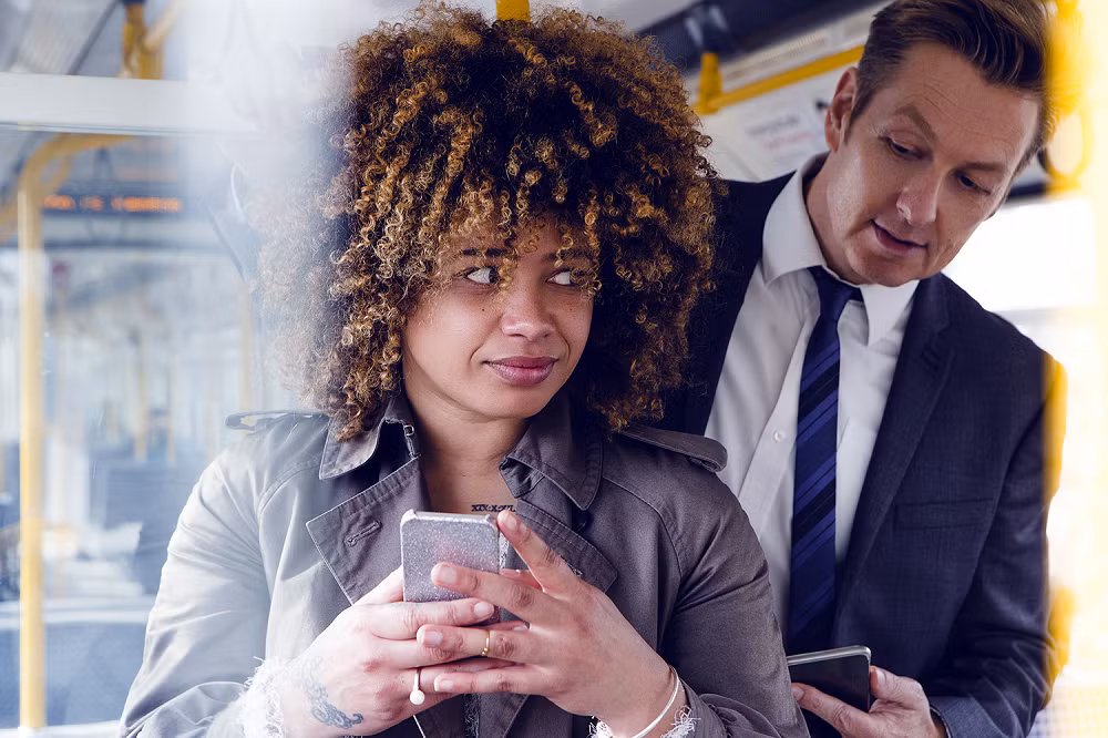 Khảo sát cho thấy những dữ liệu bị “nhìn lén” không chỉ dừng ở nội dung giải trí mà còn bao gồm thông tin nhạy cảm như tài khoản ngân hàng, email công việc hay cuộc gọi video riêng tư.