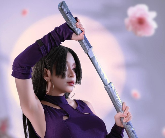 Điểm nhấn gây tranh cãi chính là phân cảnh “xé áo” giữa khung hình, được dàn dựng như một màn trình diễn nghệ thuật.