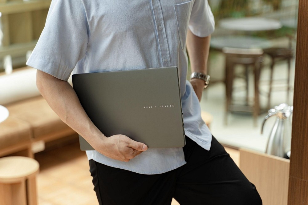 Một ngày của sinh viên nay không dừng ở việc học, mà còn làm bài nhóm, dựng video và giải trí sau giờ học.