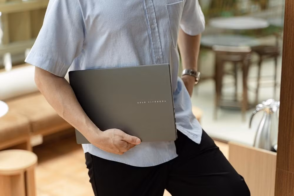 Một ngày của sinh viên nay không dừng ở việc học, mà còn làm bài nhóm, dựng video và giải trí sau giờ học.