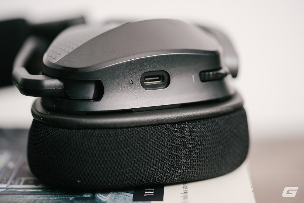 Đệm đầu và đệm tai dày, bọc vải lưới thoáng khí giúp đeo thoải mái cả ngày dài.(Ảnh: Genk)