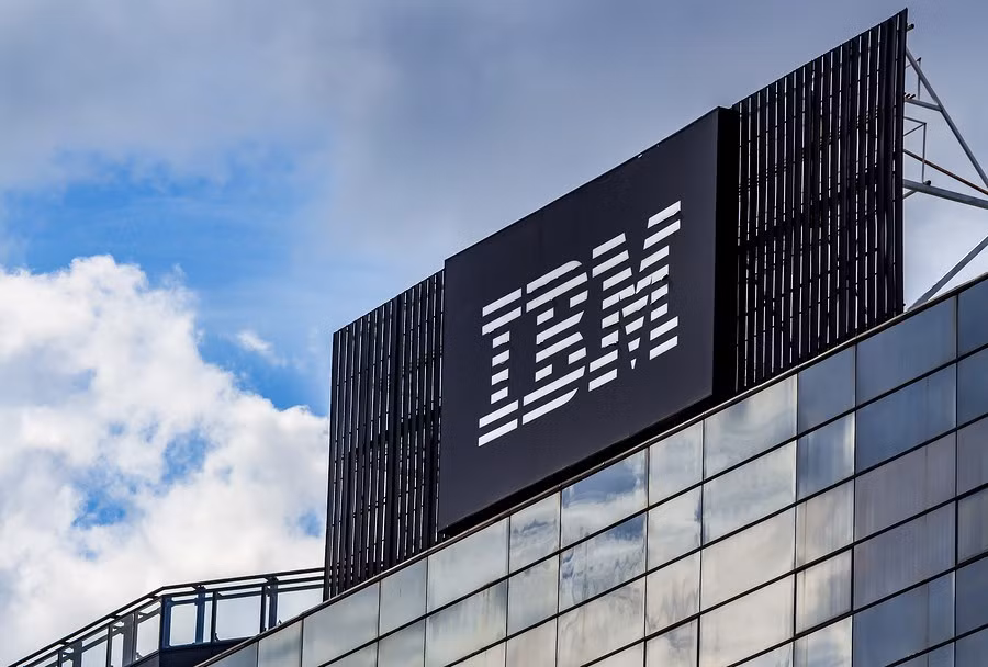 Cổ phiếu IBM giảm gần 2% sau thông báo, phản ánh tâm lý thận trọng của nhà đầu tư.
