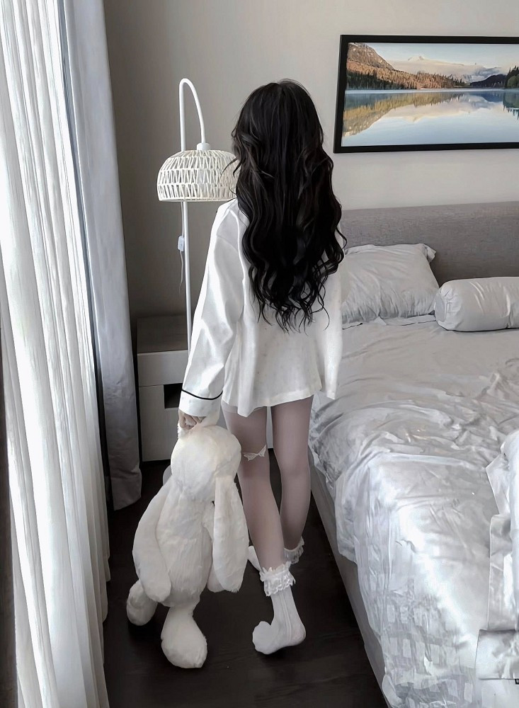 Chỉ sau ít giờ đăng tải, loạt ảnh đã thu hút hơn 10.000 lượt tương tác cùng hàng trăm bình luận sôi nổi.