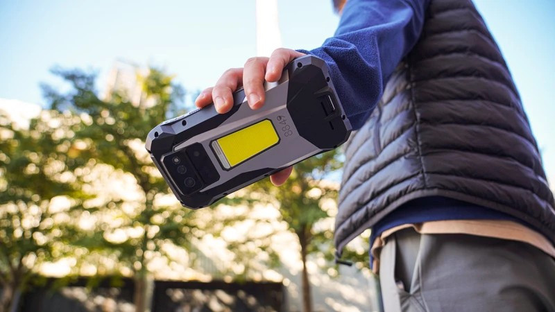 Hệ thống camera gồm cảm biến chính 50MP, tele 8MP zoom quang 3x, selfie 50MP và camera nhìn đêm 64MP chuyên dụng.