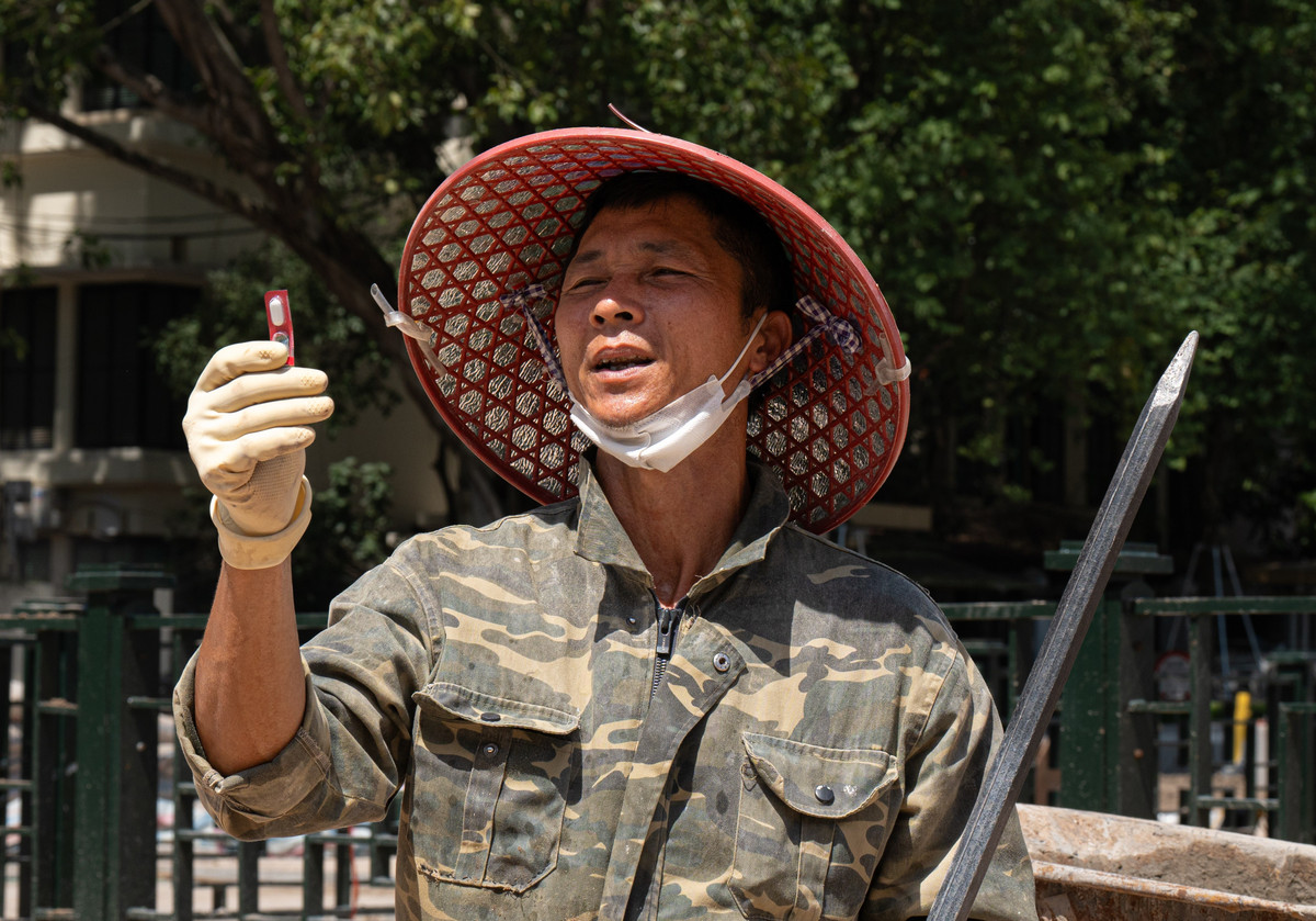 "Mấy hôm nắng nóng, tôi phải lao động dưới thời tiết 50 độ từ 7h sáng tới 17h chiều, vì vậy tôi phải dùng mọi biện pháp tránh nắng nơi công trường. Ngày nào tôi cũng phải mang 2 viên thuốc giảm đau đùng để đi làm vì thực sự không chịu được thời tiết cực điểm này", ông Tô Văn Trường (45 tuổi, Nam Định) chia sẻ