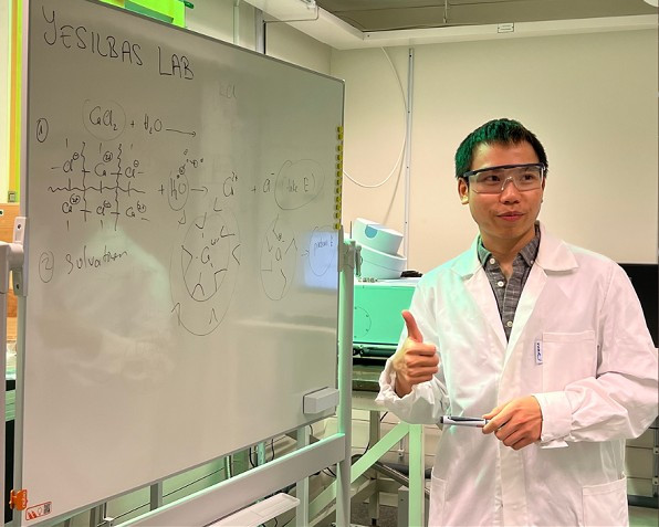 Anh từng dự định học chuyên ngành kiến trúc nhưng chuyển hướng sang ngành hóa học và dần bén duyên với khoa học hành tinh sau cơ hội thực tập và du học. (Ảnh: Giáo dục Việt Nam)