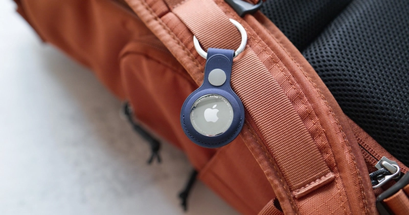 Apple AirTag thế hệ mới tiếp tục giữ nguyên thiết kế nhỏ gọn quen thuộc nhưng được nâng cấp mạnh về hiệu năng bên trong.