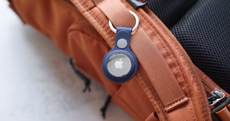 Apple AirTag thế hệ mới tiếp tục giữ nguyên thiết kế nhỏ gọn quen thuộc nhưng được nâng cấp mạnh về hiệu năng bên trong.