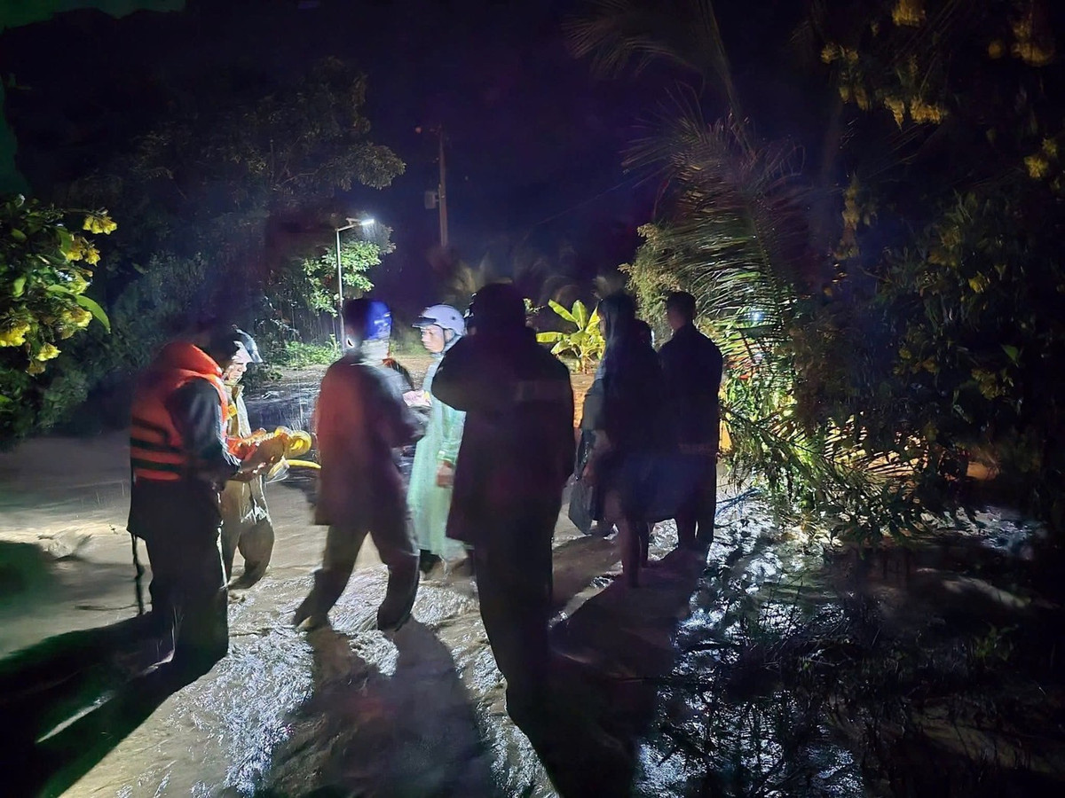 Lực lượng chức năng xuyên đêm sơ tán người dân ngày 1/11.