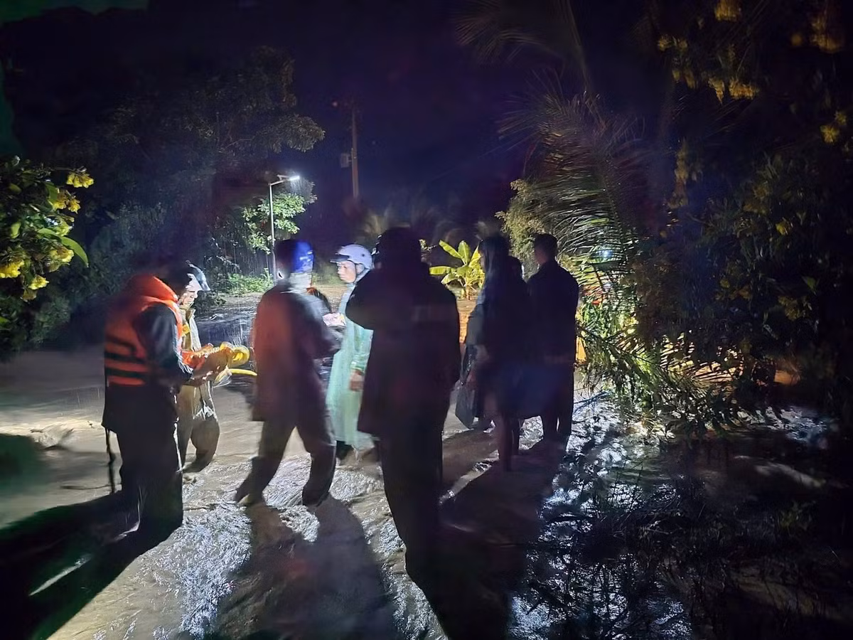 Lực lượng chức năng xuyên đêm sơ tán người dân ngày 1/11.