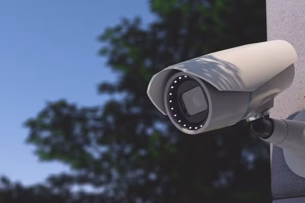 Phần lớn các hệ thống camera hiện nay hoạt động theo cơ chế ghi đè vòng lặp, nghĩa là khi bộ nhớ đầy, các đoạn video cũ nhất sẽ tự động bị xóa để nhường chỗ cho dữ liệu mới, đảm bảo thiết bị hoạt động liên tục mà không cần người dùng can thiệp.