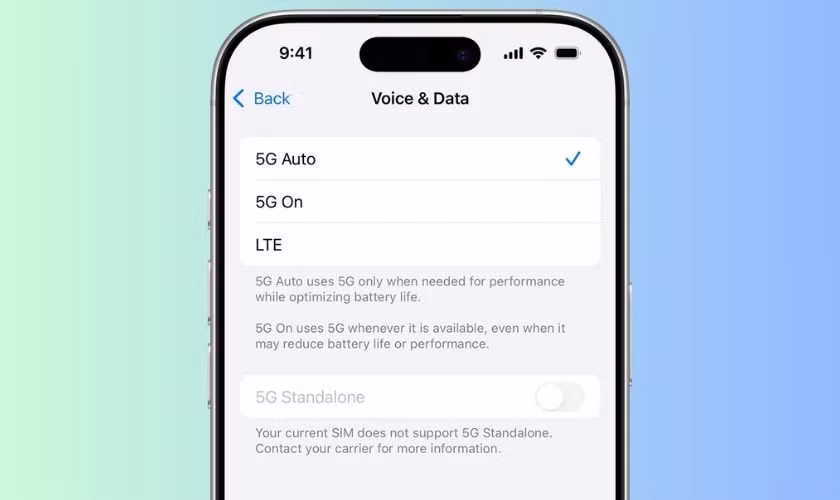 Để hạn chế tình trạng này, người dùng có thể lựa chọn chế độ “5G tự động” thay vì bật liên tục, tắt các kết nối không cần thiết như GPS hay Bluetooth, giảm số lượng ứng dụng chạy nền, cũng như chuyển về 4G hoặc WiFi khi ở khu vực sóng 5G yếu để tối ưu hiệu suất và nhiệt độ thiết bị.