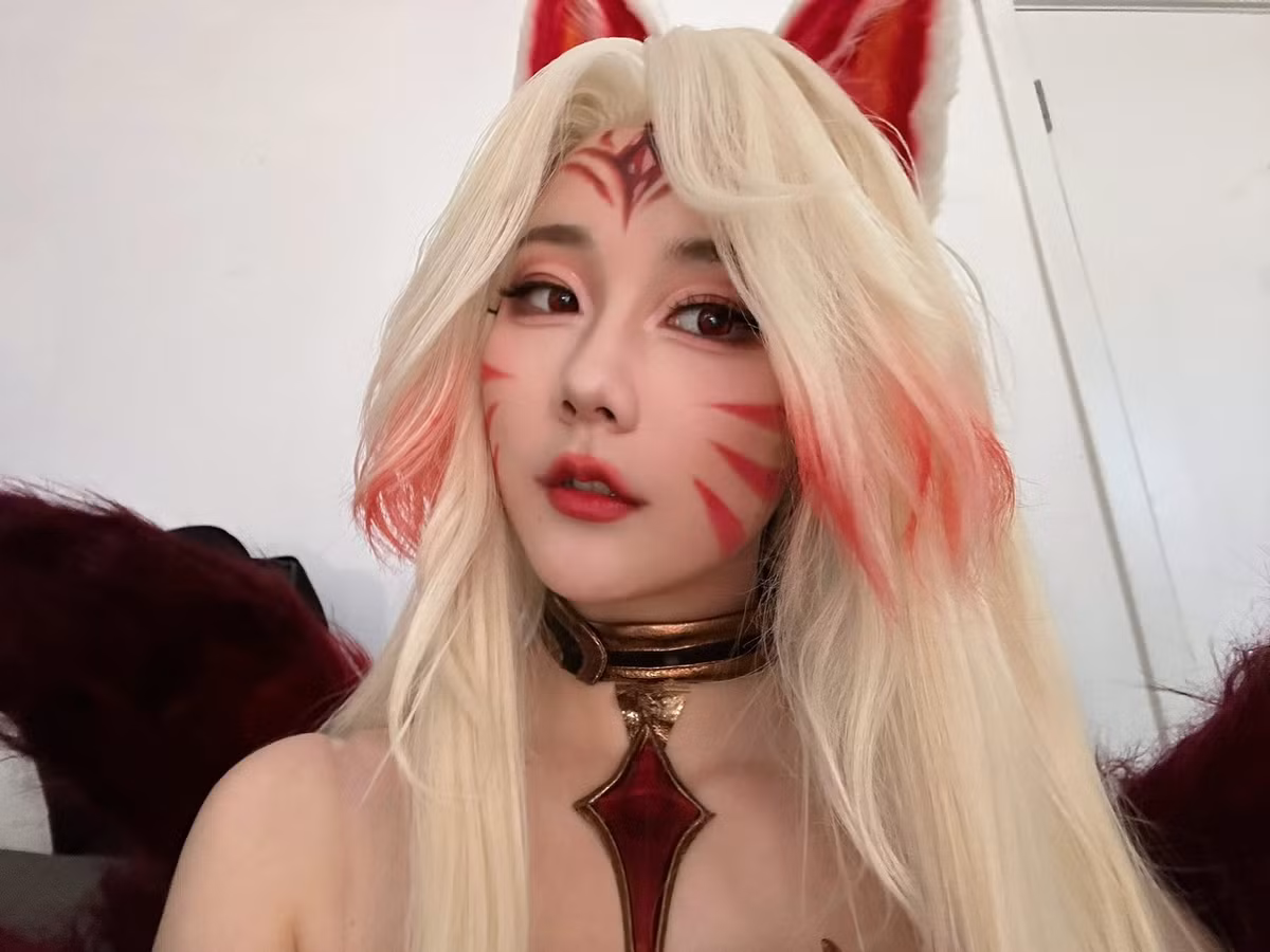 Tại EWC, cô không chỉ dẫn dắt chương trình thành công mà còn "check-in" cùng huyền thoại Faker khiến fan thích thú.