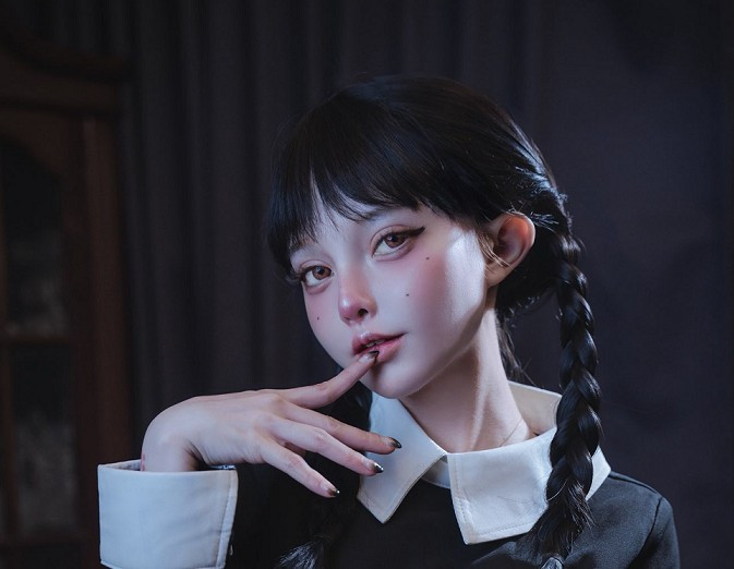 Cô sở hữu hơn 280.000 người theo dõi trên Facebook và hơn 315.000 fan Instagram, là gương mặt quen thuộc trong giới cosplay Đông Nam Á.