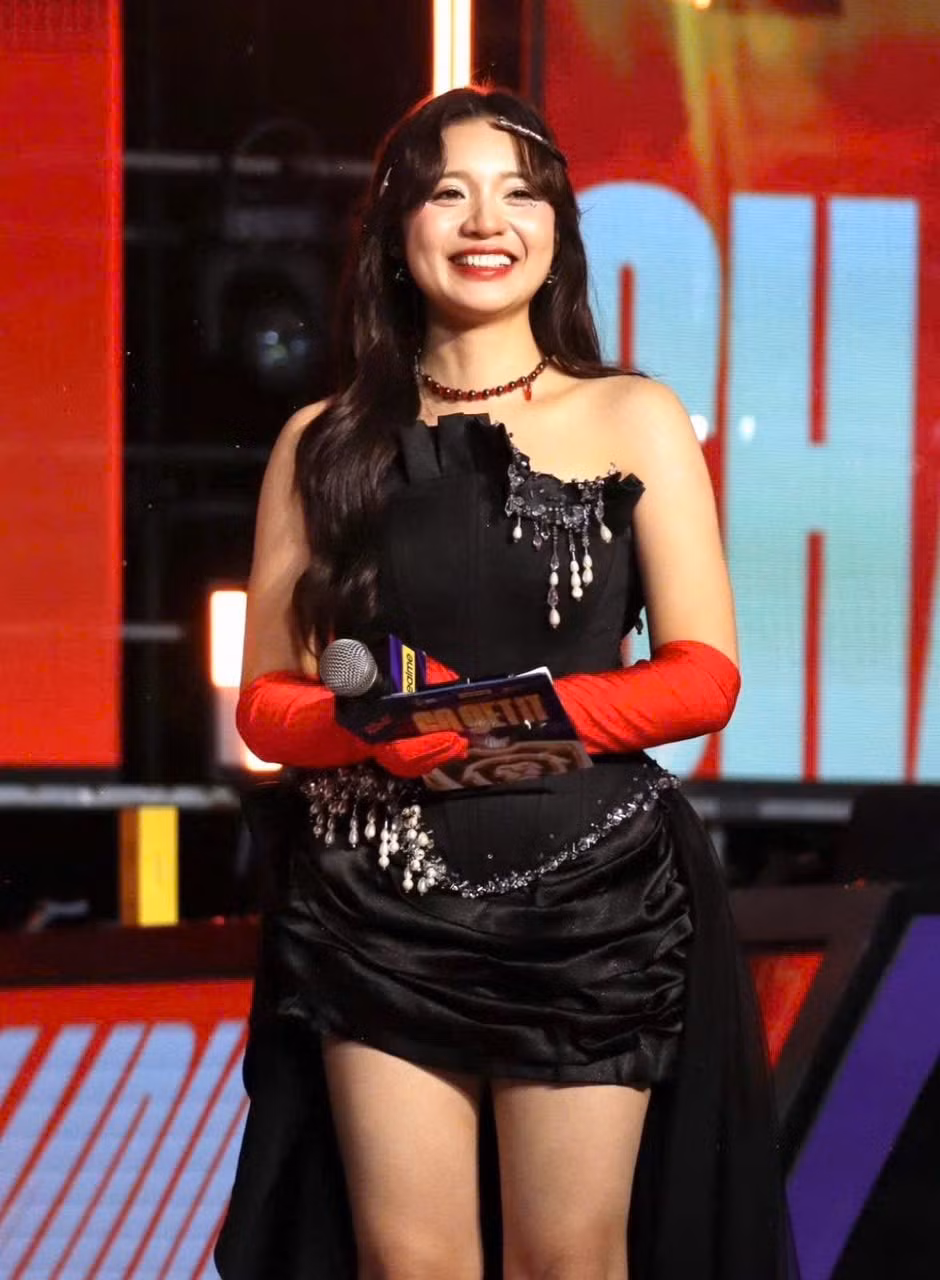 Phương Thảo được mệnh danh là “nữ thần Liên Quân” nhờ nhan sắc và lối dẫn duyên dáng.