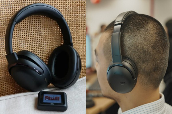 2. JBL Tour One M3 (Giá khoảng 11 triệu đồng) nổi bật nhờ bộ truyền tín hiệu Smart Tx, cho phép kết nối không dây với TV hay hệ thống giải trí trên máy bay.