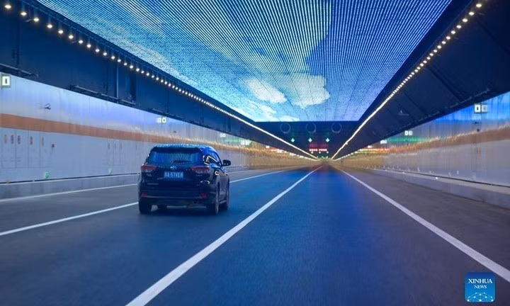Hầm Thái Hồ (Taihu Tunnel) đang trở thành điểm đến gây sốt nhờ hệ thống đèn LED đổi màu và kiến trúc độc đáo nổi trên mặt hồ. (Ảnh: Tân Hoa xã)
