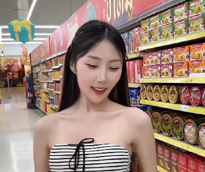 Điều khiến video lan truyền mạnh là biểu cảm tự nhiên, thoải mái của hot girl trong suốt quá trình ăn kem.