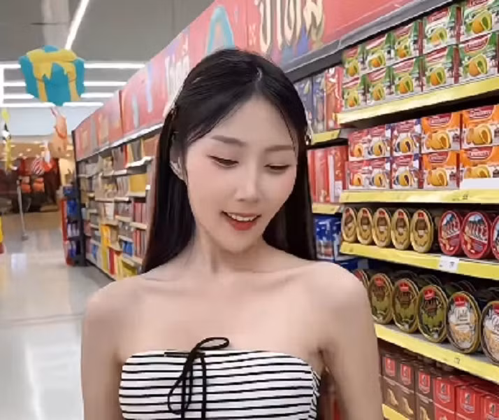 Điều khiến video lan truyền mạnh là biểu cảm tự nhiên, thoải mái của hot girl trong suốt quá trình ăn kem.